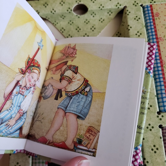 Mary Engelbreit Set of 4 Small Books - Book is a Present You Can Open - Picture 6 of 8